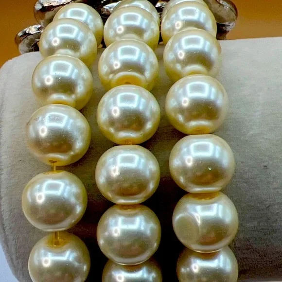 Vintage-Inspired Faux Pearl & Rhinestone Flower Bracelet B1 - Picture 6 of 7